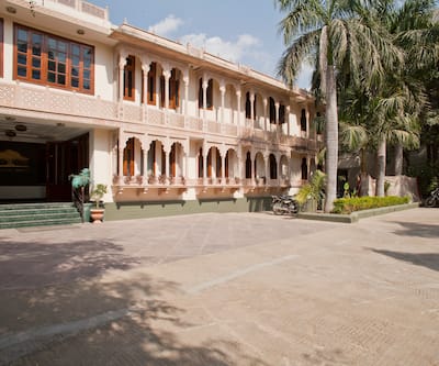 https://imgcld.yatra.com/ytimages/image/upload/t_hotel_yatra_city_desktop/v1390513689/Domestic Hotels/Hotels_Ranthambore/Hotel Ranthambore Regency/Facade6~10.jpg